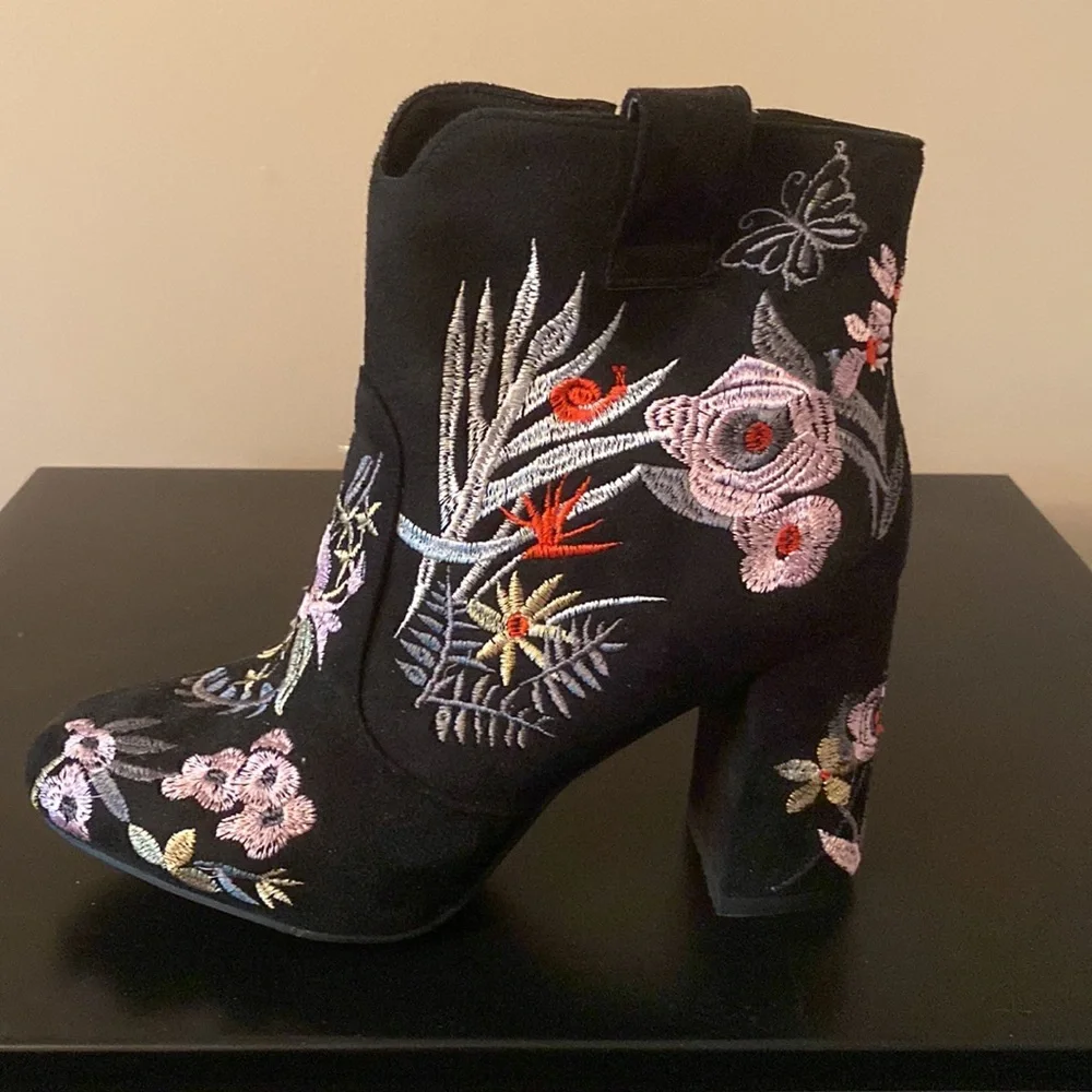 Women heeled Fashion Boots - Picture 2 of 4